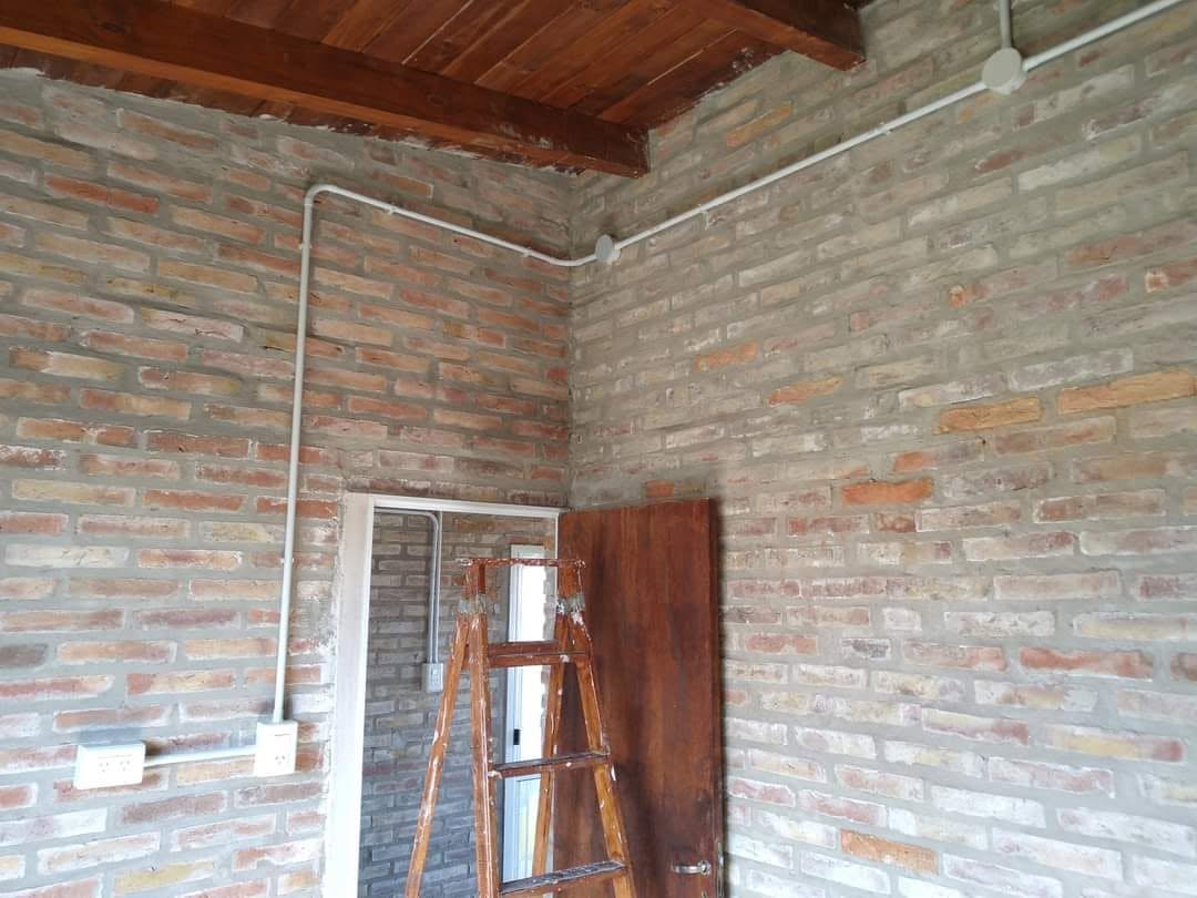 Canalización eléctrica a la vista sobre ladrillo