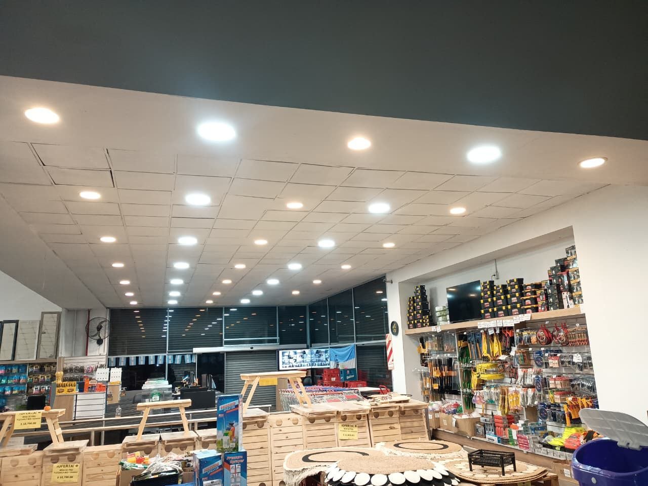 Cielorraso con múltiples spots en comercio