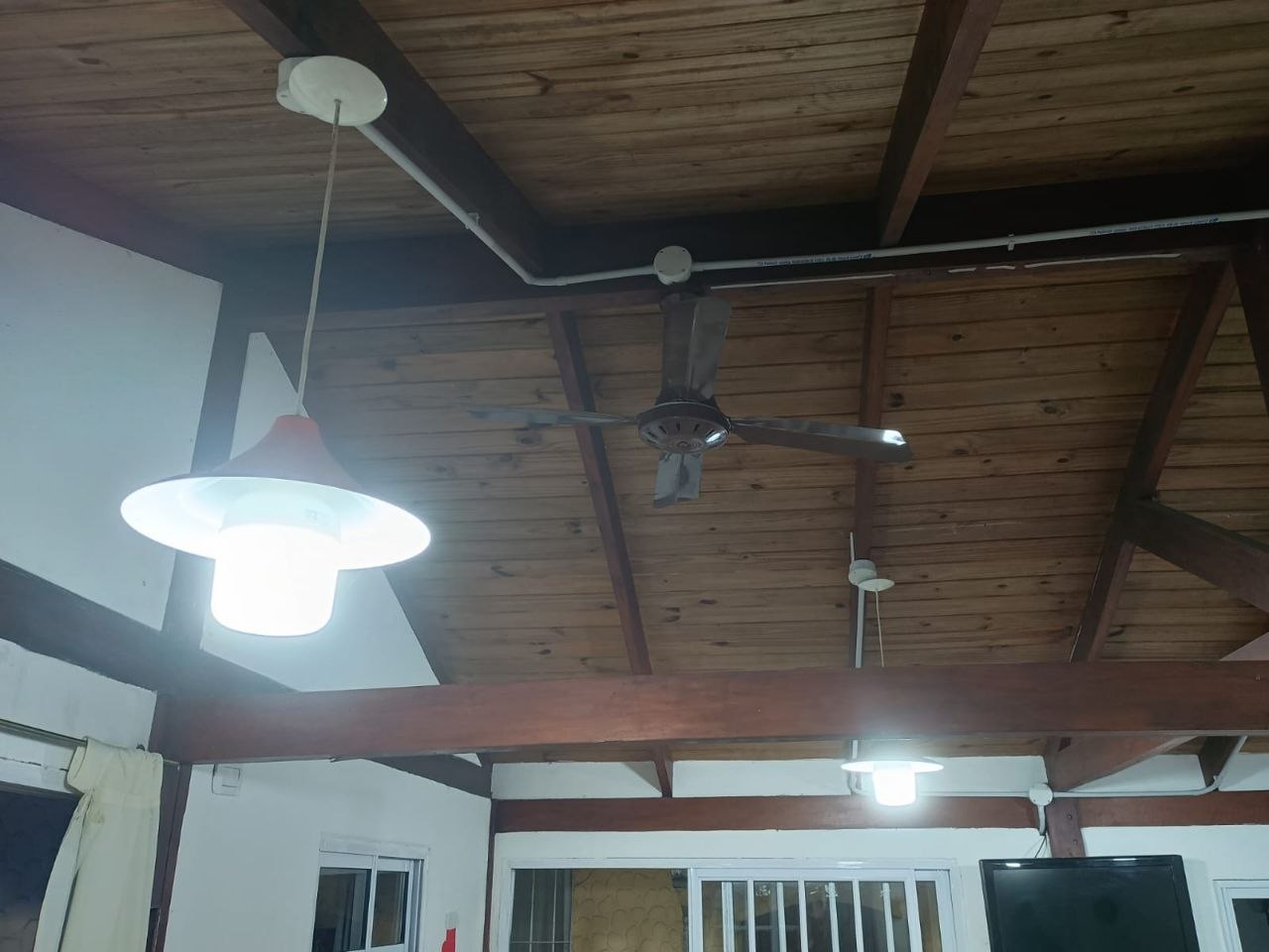 Iluminación en techo de madera con ventilador