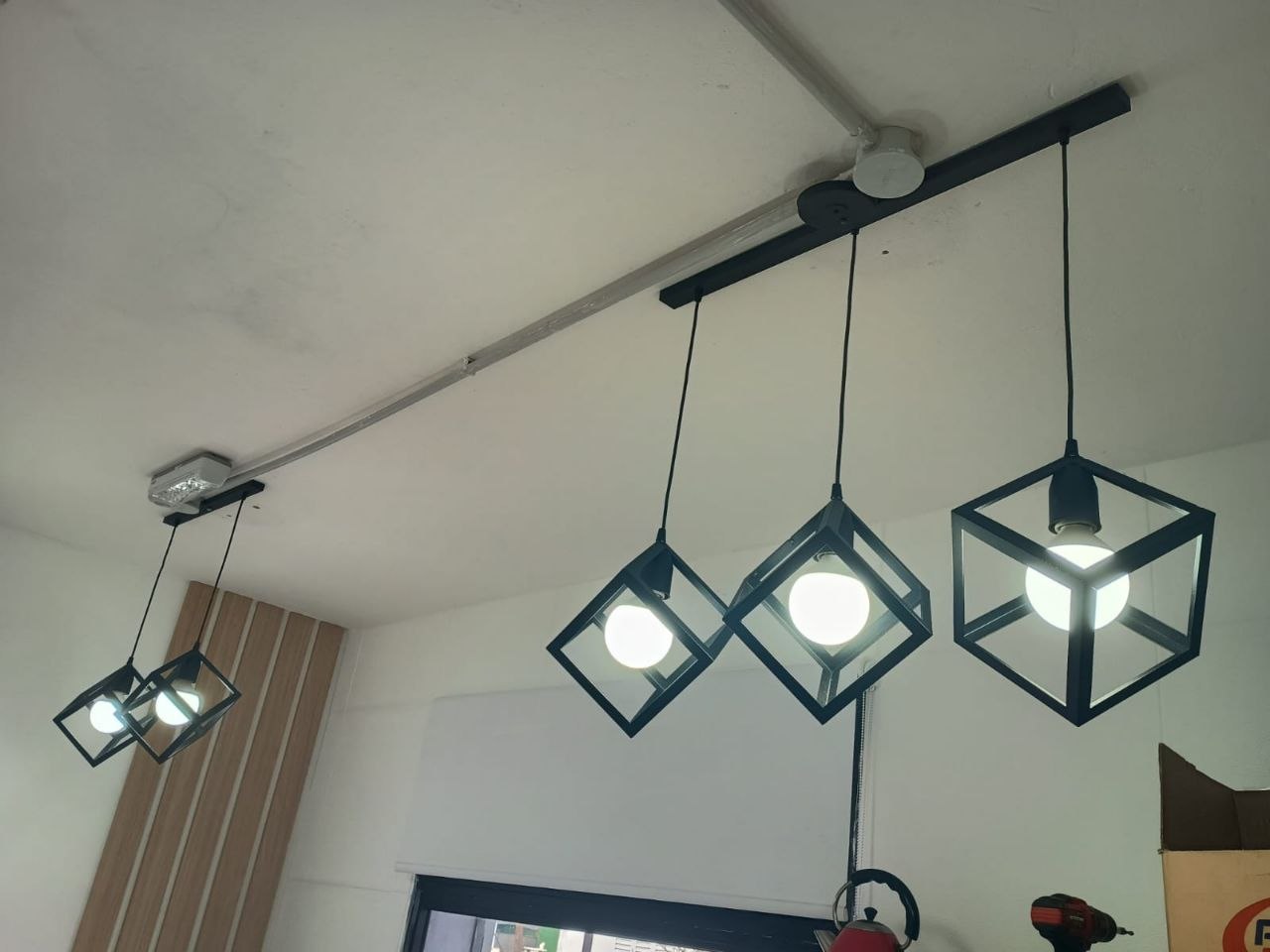 Lámparas colgantes con forma de cubo en negro