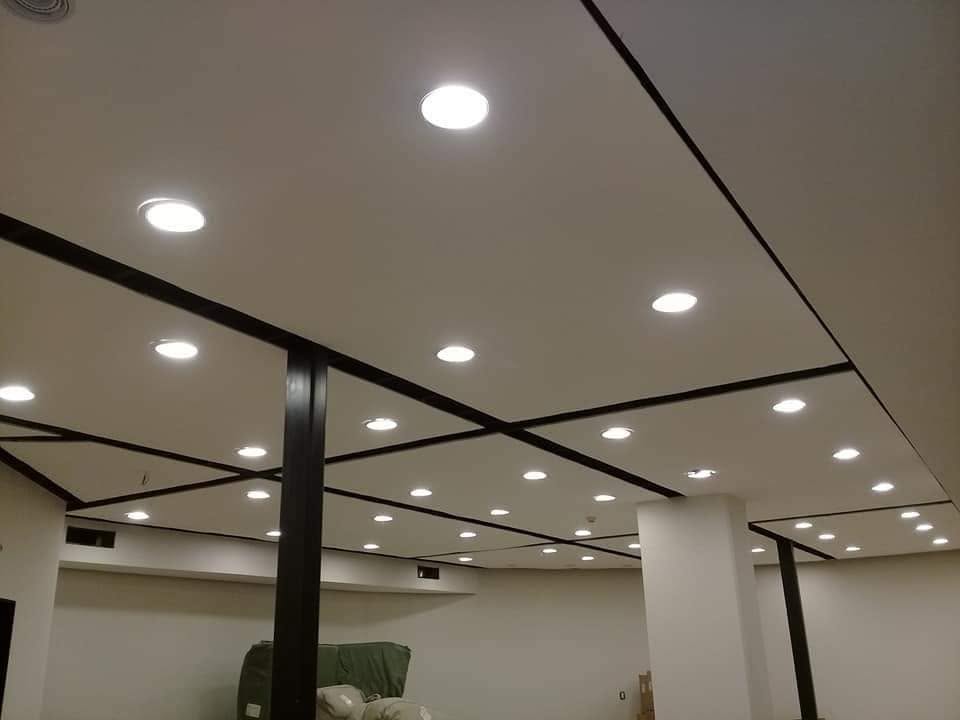 Cielorraso comercial con spots embutidos